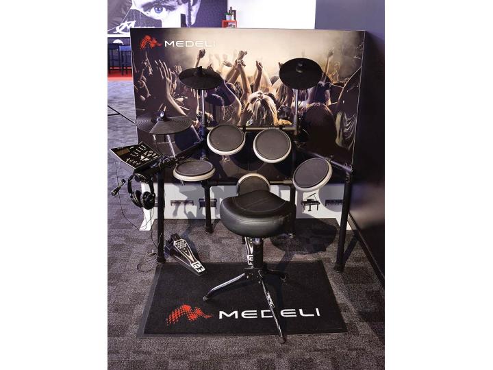 Medeli aluminum frame with 2 printed cloth screens - free standing on legs - 150x135cm